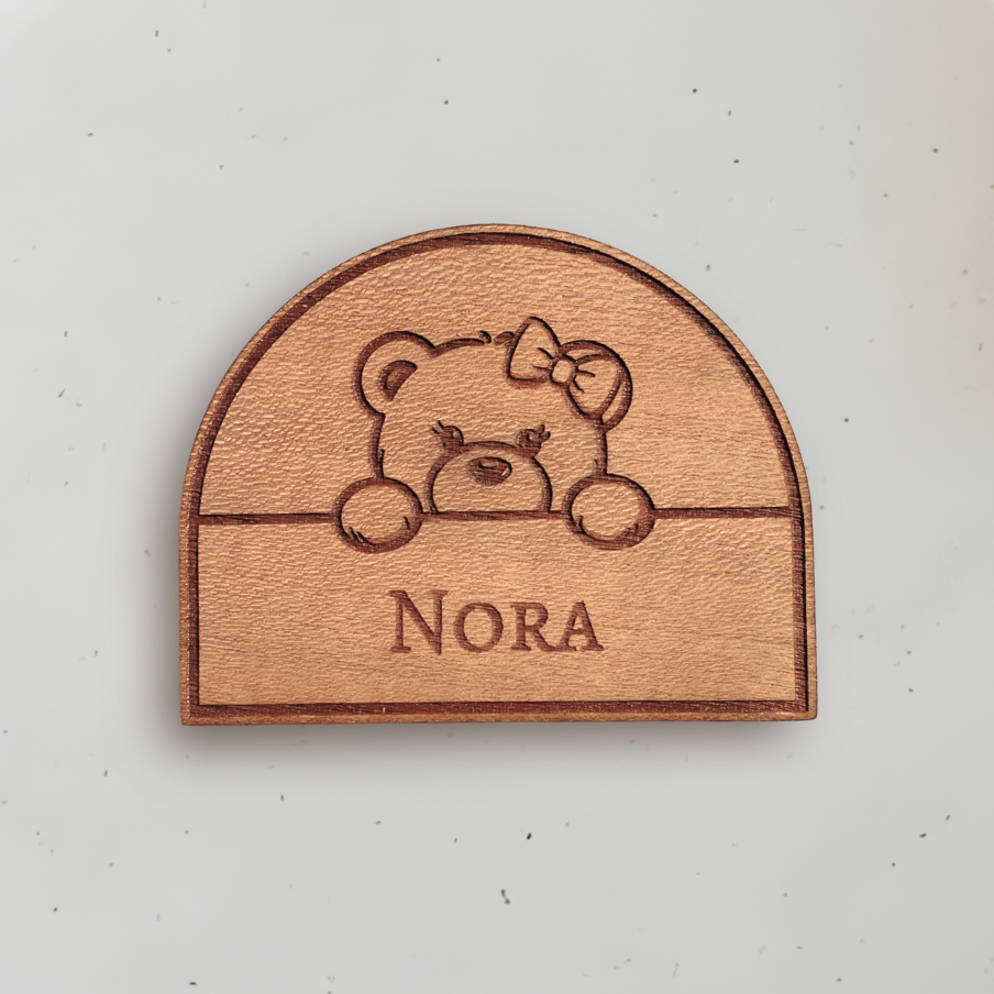 Personligt bordkort i træ - Nora