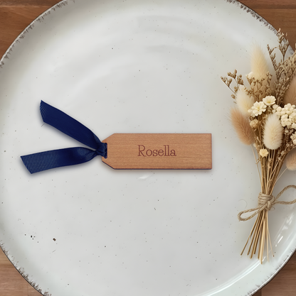 Personligt bordkort i træ - Rosella