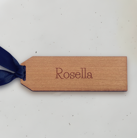 Personligt bordkort i træ - Rosella