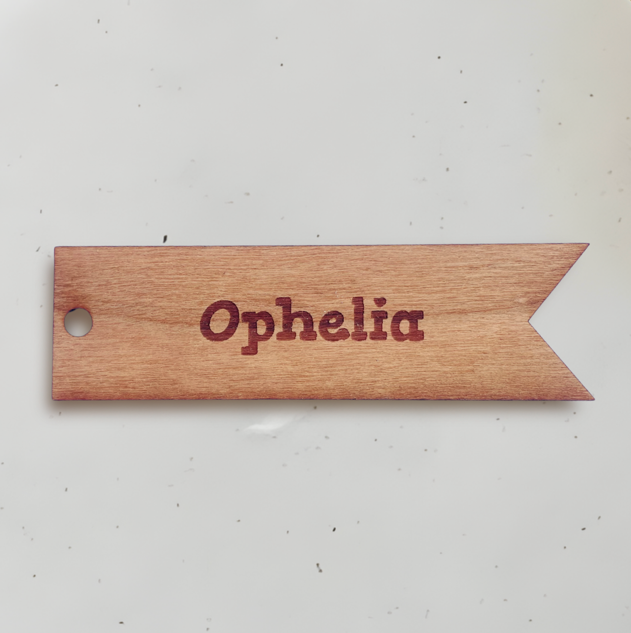 Personligt bordkort i træ - Ophelia