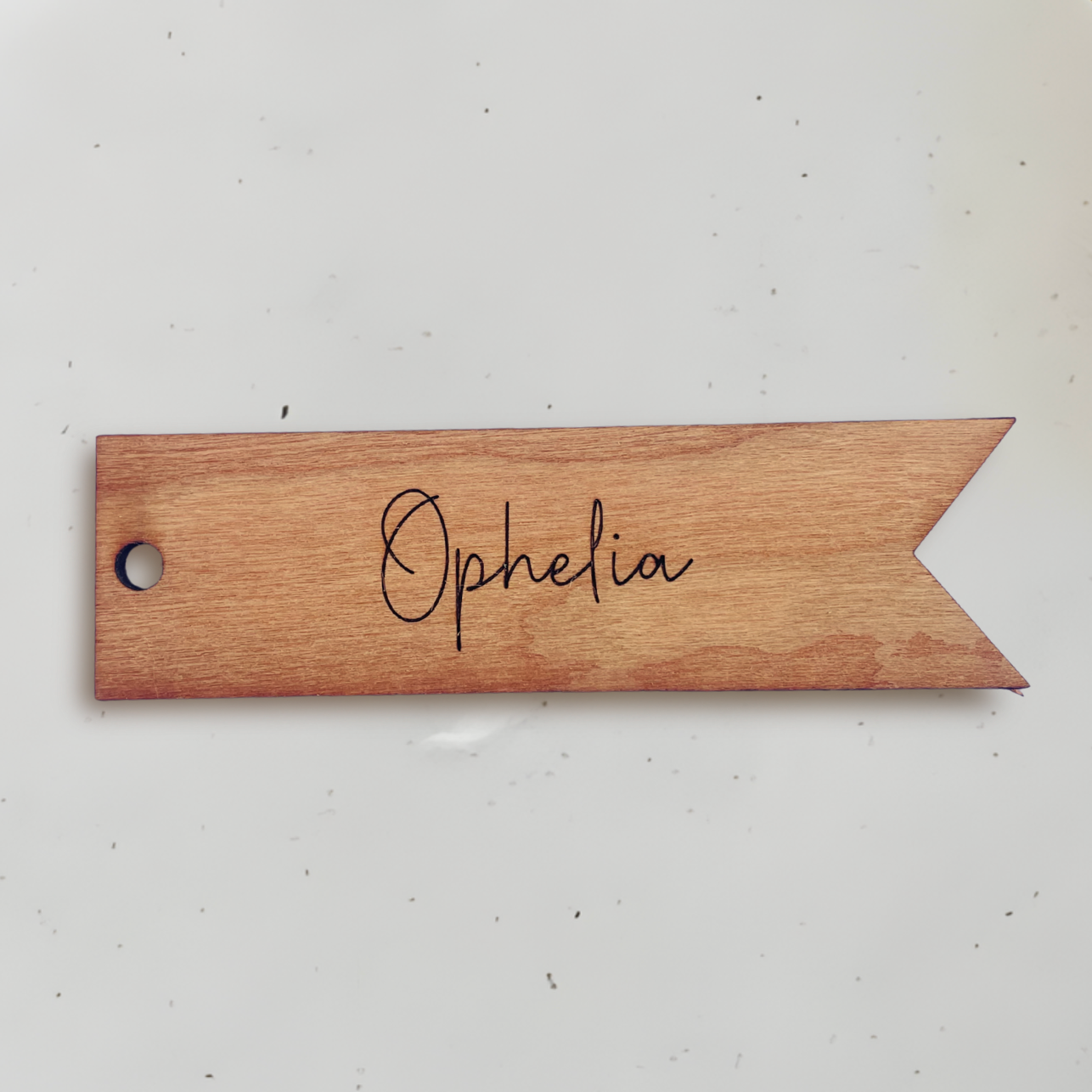 Personligt bordkort i træ - Ophelia