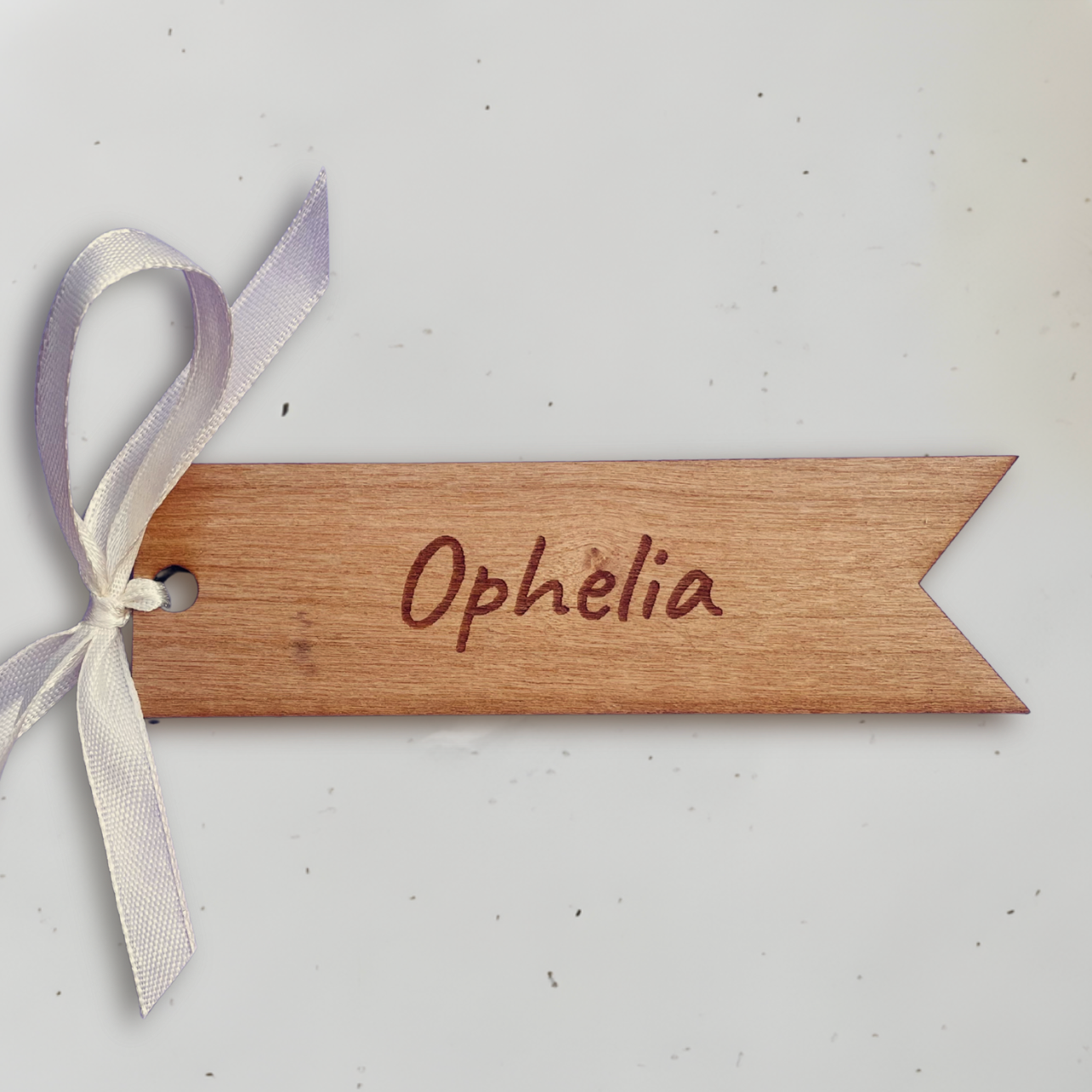 Personligt bordkort i træ - Ophelia