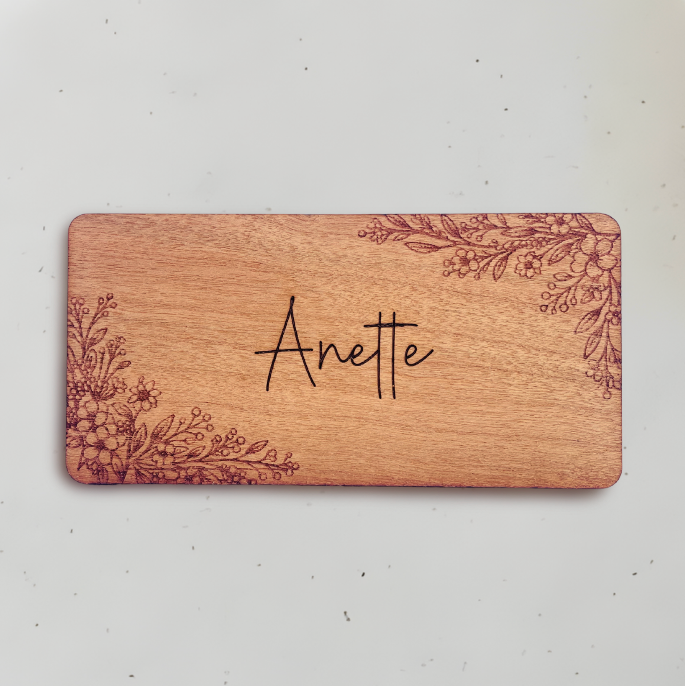 Personligt bordkort i træ - Anette