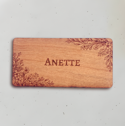 Personligt bordkort i træ - Anette
