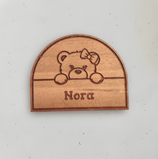 Personligt bordkort i træ - Nora