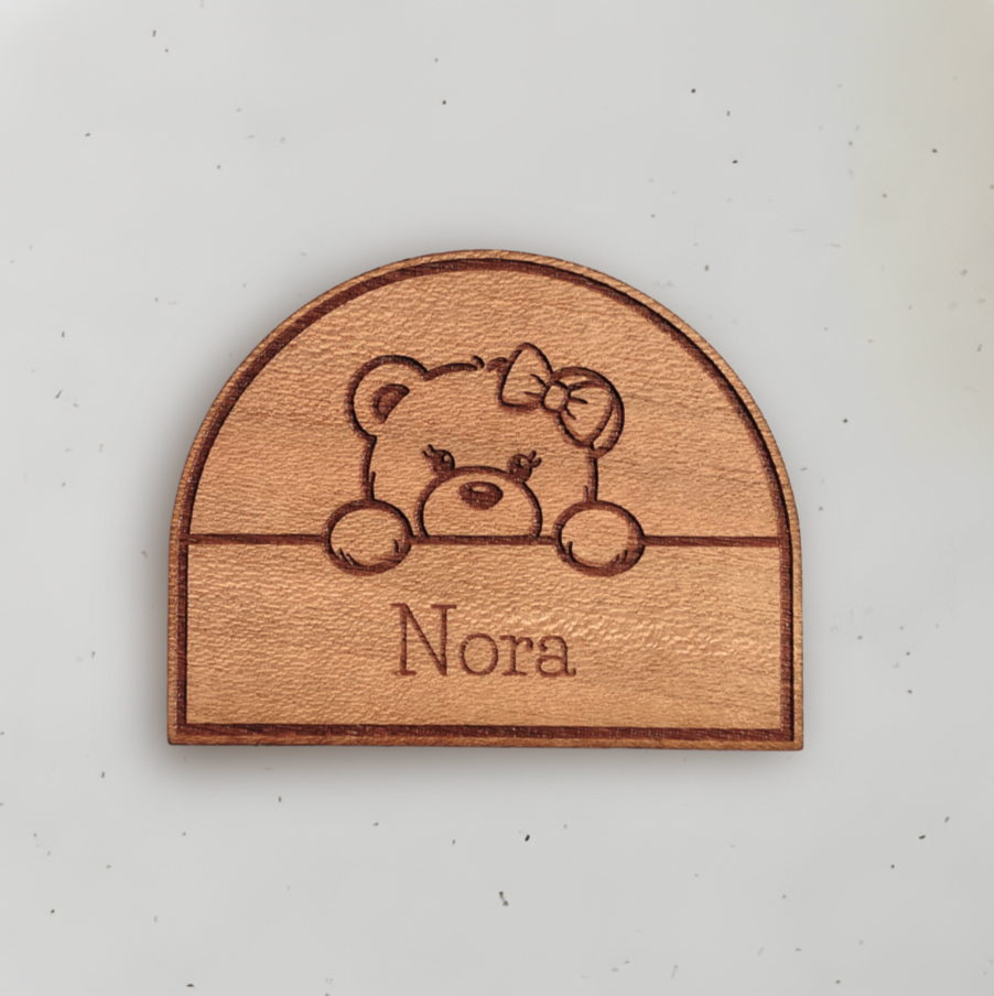 Personligt bordkort i træ - Nora